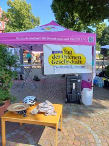Der Infostand von Bergisch Gladbach für Demokratie und Vielfalt e.V. beim Tag der Offenen Gesellschaft in Bergisch Gladbach am 21. Juni 2025