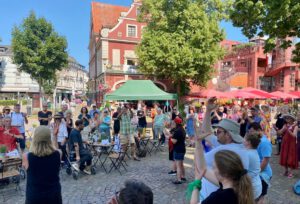 Das Tanztheaterensemble "Lichtgestalten" lädt am Tag der Offenen Gesellschaft in Bergisch Gladbach zum Mittanzen ein.