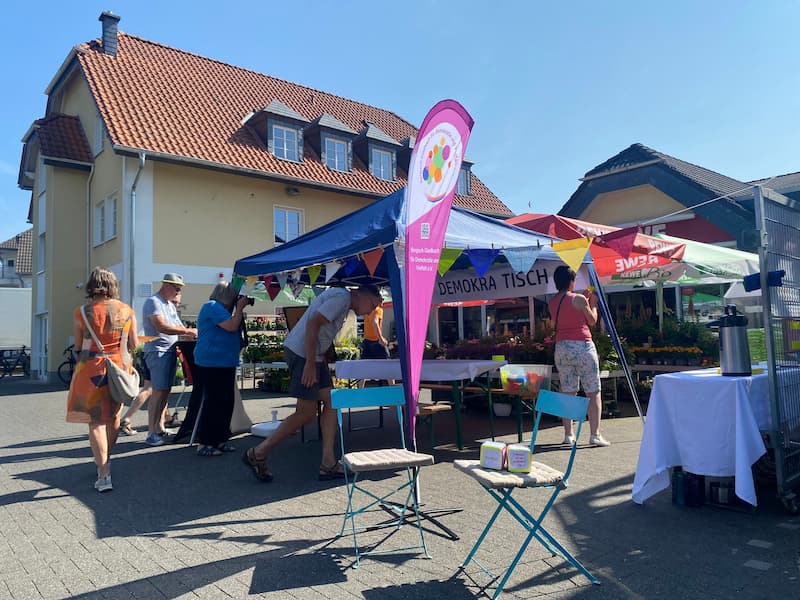 Der "DemokraTisch" des Arbeitskreis Gemeinde Odenthal von Bergisch Gladbach für Demokratie und Vielfalt e.V. am Tag der Offenen Gesellschaft in Odenthal