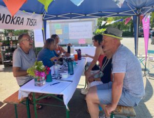 Gespräche am "Demokra-Tisch" beim Tag der Offenen Gesellschaft in Odenthal am 21. Juni 2025. Gespräche am "Demokra-Tisch" beim Tag der Offenen Gesellschaft in Odenthal am 21. Juni 2025.