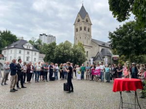 Mahnwache zum Gedenken an Patricia Wright auf dem Konrad-Adenauer-Platz in Bergisch Gladbach (Foto: Bergisch Gladbach für Demokratie und Vielfalt e.V.)